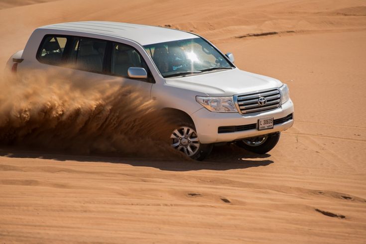 Toyota Land Cruiser dans les dunes — Anmodou Tours