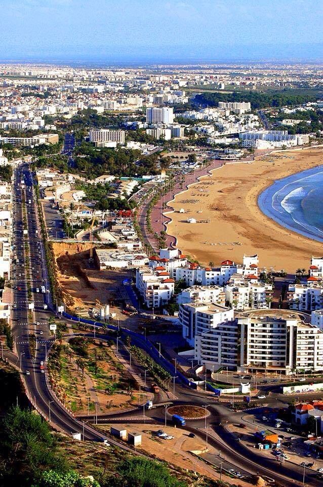 Vue aérienne d'Agadir, plage et boulevard — Anmodou Tours