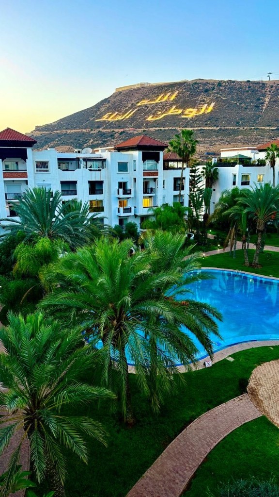 Vue sur Agadir, colline et piscine — Anmodou Tours